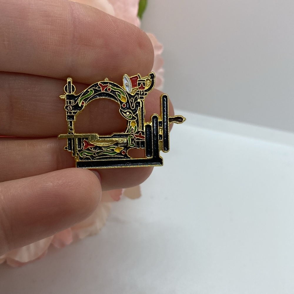 Vintage Clotilde Wilcox Black Sewing Machine Brooch Pin - Picture 2 of 6
